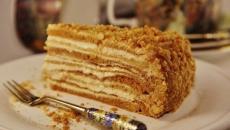 Recetë e tortës me mjaltë të bërë në shtëpi për ata që janë të lodhur nga ëmbëlsirat e blera në dyqan
