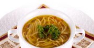 Sup ayam dengan mie atau bihun, kandungan kalori kuah Mie kuah dengan kandungan kalori dada ayam