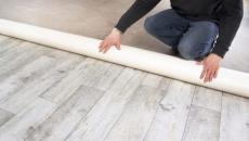 چگونه با دستان خود مشمع کف اتاق را روی یک کف چوبی قرار دهید؟