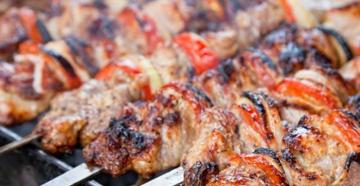 Cara mengasinkan kebab babi dengan nikmat: aturan, resep, tips