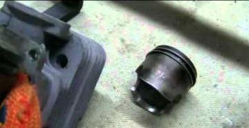 Rregullimi i karburatorit të një sharrë elektrike me zinxhir kinez